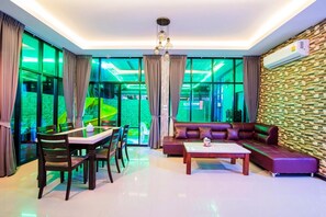 5 Bedrooms Villa | Sala de estar | Televisión LCD