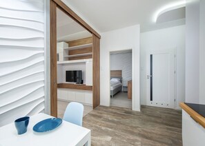 Deluxe Apartment, 1 Bedroom (Blue) | Private kitchenette | Fridge, microwave, stovetop, dishwasher - Estate Center Rooms Ilumino (Lodz)