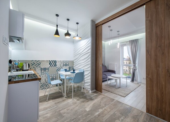 Deluxe Apartment, 1 Bedroom (Blue) | Private kitchenette | Fridge, microwave, stovetop, dishwasher - Estate Center Rooms Ilumino (Lodz)