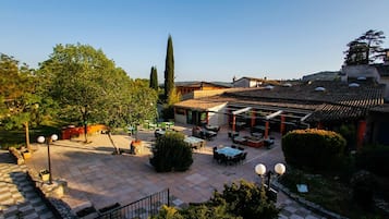 Petit déjeuner et dßner servis sur place