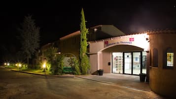 Façade de lâhĂ©bergement - soirĂ©e/nuit