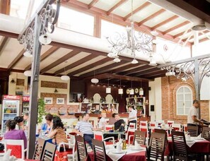 Dining - Villa Tafaj (Tirana)