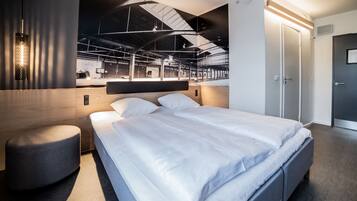Escritorio, cortinas blackout y tabla de planchar con plancha