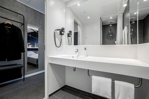 Shower, hair dryer, towels - Four Points Flex by Sheraton Aalborg (Aalborg)