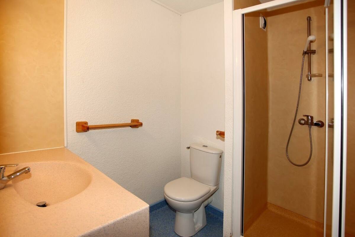 Shower, towels