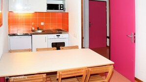 House | Private kitchenette | Fridge, microwave, stovetop, cookware/dishes/utensils - Odésia Vacances Village les Karellis (Montricher-Albanne)