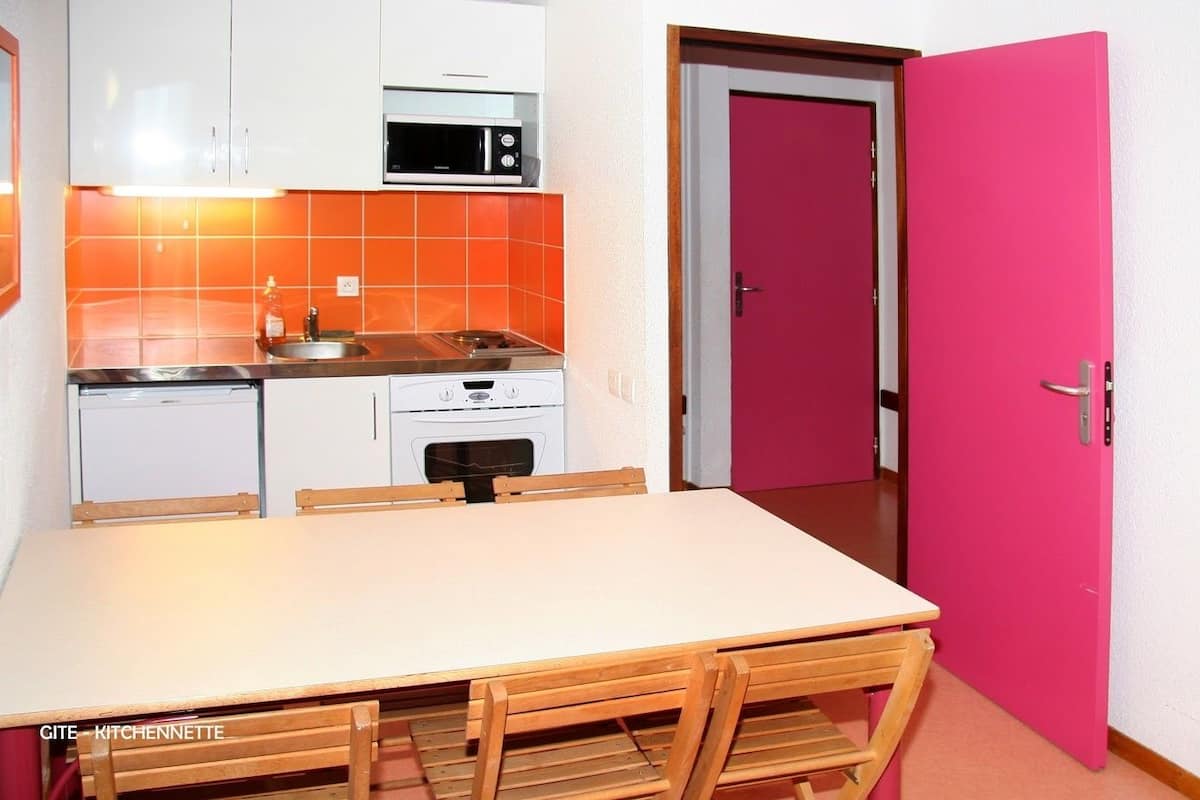 House | Private kitchenette | Fridge, microwave, stovetop, cookware/dishes/utensils