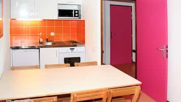 House | Private kitchenette | Fridge, microwave, stovetop, cookware/dishes/utensils