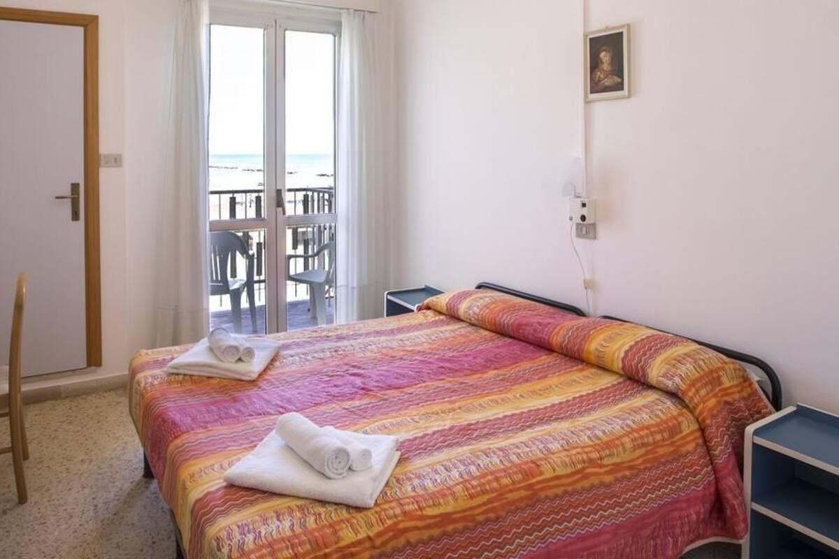 Habitación con 1 cama doble o 2 individuales | Escritorio, wifi gratis, ropa de cama