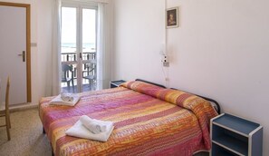 Habitación con 1 cama doble o 2 individuales | Escritorio, wifi gratis, ropa de cama