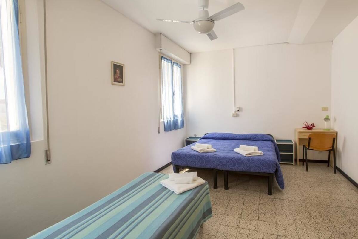 Habitación triple | Escritorio, wifi gratis, ropa de cama