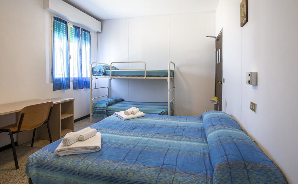 Habitación cuádruple | Escritorio, wifi gratis, ropa de cama