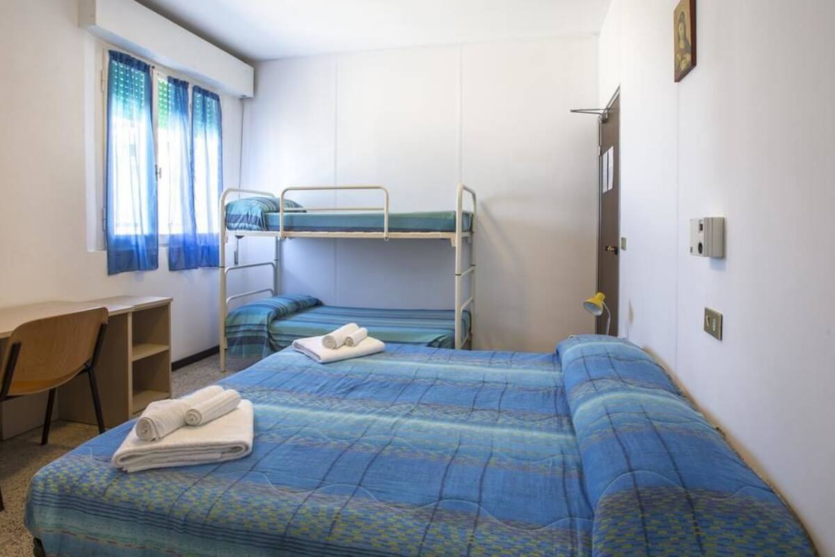 Habitación cuádruple | Escritorio, wifi gratis, ropa de cama