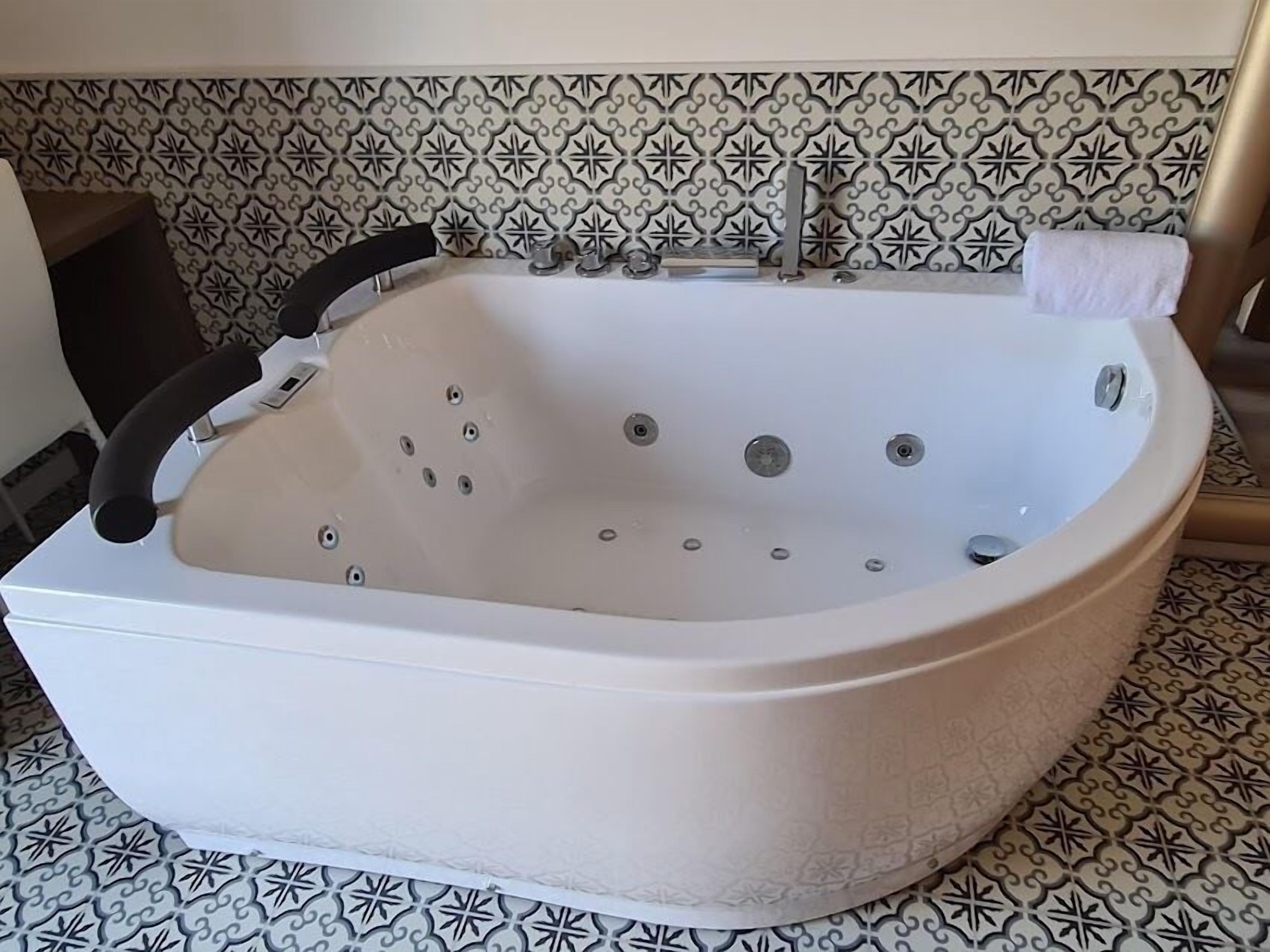 Studio, Hot Tub, Garden View | 1 bedroom