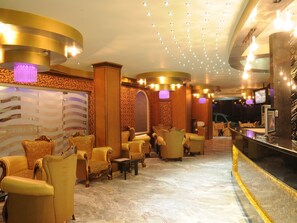 Lobby sitting area - Akdeniz Hotel (Mersin)