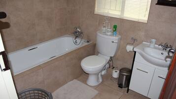 Comfort Double Room | Bathroom | Free toiletries, towels