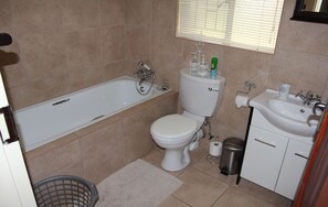 Kahden hengen comfort-huone | Kylpyhuone | Ilmaiset hygieniatuotteet, pyyhkeet