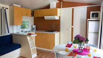 Feriehus (4) | Privat tekøkken | Køleskab/fryser i fuld størrelse, mikrobølgeovn, ovn, kogeplade