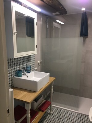 Double or Twin Room | Bathroom | Shower, free toiletries, hair dryer, towels