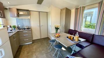 Mobile Home, 3 chambres | Coin séjour | Télévision de 13 pouces avec chaßnes numériques