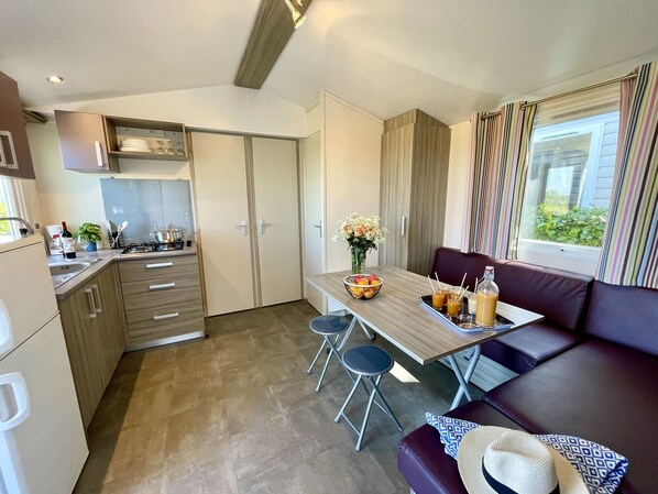 Mobile Home, 3 Bedrooms | Living area | 13-inch TV with digital channels, ping pong