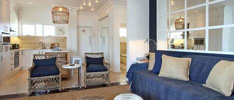 Apartment, 2 Schlafzimmer | Wohnbereich | Flachbildfernseher