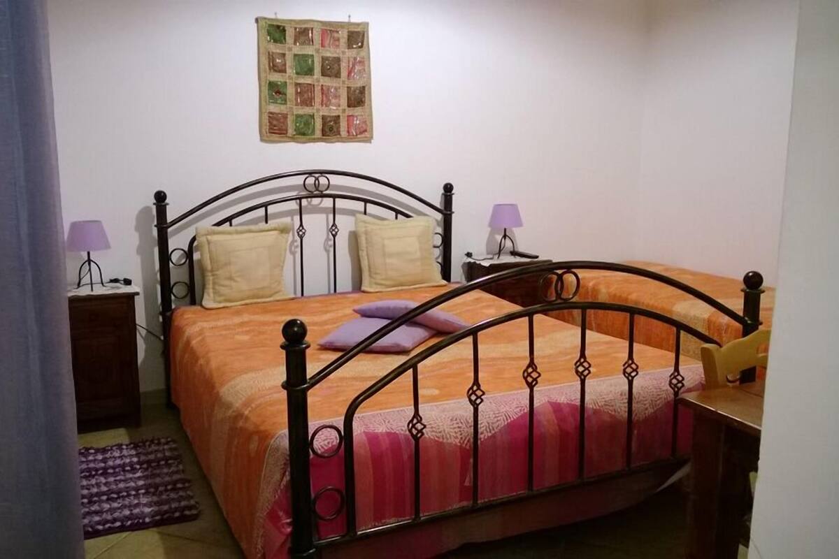 Iron/ironing board, free WiFi, bed sheets