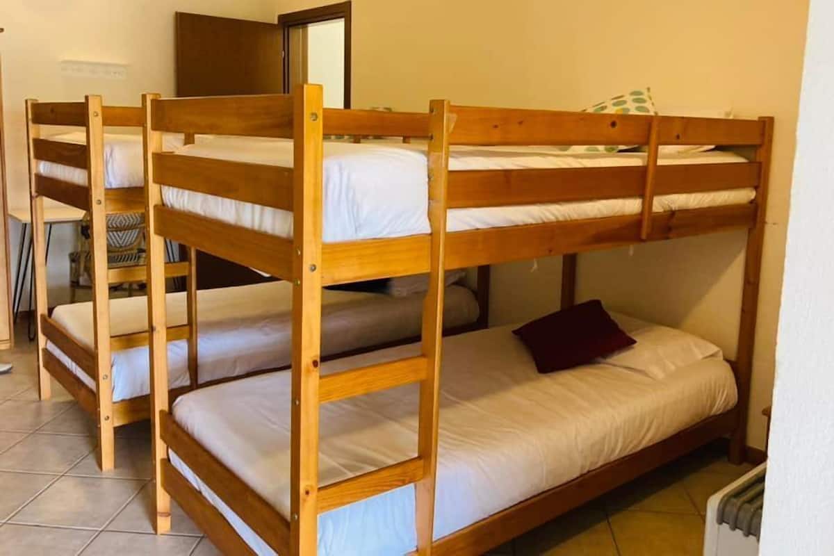 Familiekamer | Een bureau, verduisterende gordijnen, gratis wifi, beddengoed