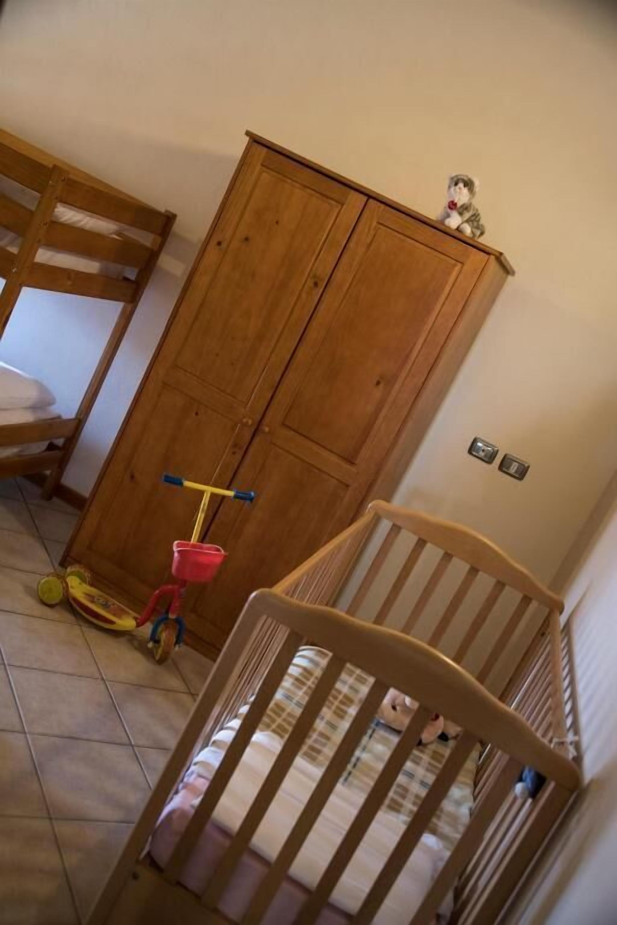 Escritorio, cortinas opacas, wifi gratis y ropa de cama
