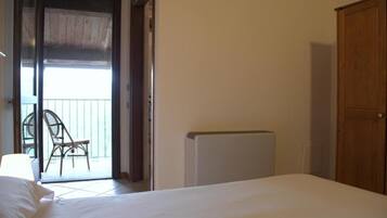 Escritorio, cortinas blackout, wifi gratis y ropa de cama