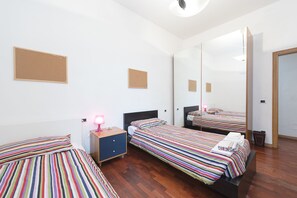 Basic-Apartment, 2 Schlafzimmer | 1 Schlafzimmer, Schreibtisch, Bügeleisen/Bügelbrett, Babybetten