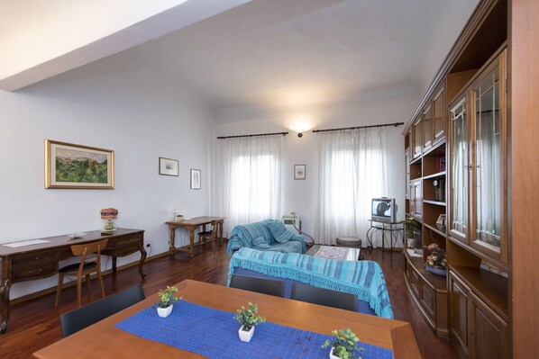 A room with a bed, a desk, a television, and a cabinet. - Proconsolo (Florence)