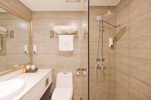 Shower, rainfall showerhead, free toiletries, hair dryer - Yeste Hotel Xiangshan Park (Guilin)