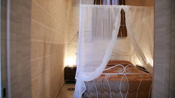 Herbergi með tvíbreiðu rúmi - útsýni yfir garð - jarðhæð | Öryggishólf í herbergi, skrifborð, myrkratjöld/-gardínur