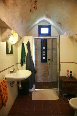 Apartment, Terrasse, Erdgeschoss | Badezimmer | Dusche, Regendusche, kostenlose Toilettenartikel, Haartrockner