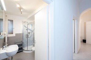 Basic Apartment, 4 Bedrooms | Bathroom - Repubblica (Florence)