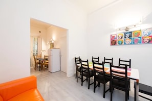 Basic Apartment, 4 Bedrooms | In-room dining