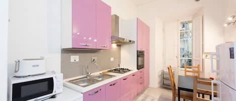 Basic Apartment, 4 Bedrooms | Private kitchen | Fridge, microwave, oven, stovetop