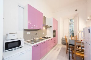 Appartamento Basic, 4 camere da letto | Cucina privata | Frigorifero, microonde, forno, piano cottura