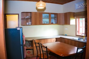 Chambre Triple Familiale, 1 chambre, non-fumeurs, vue jardin | Restauration dans la chambre