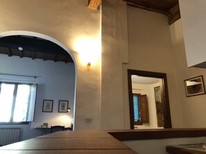 Apartment, 2 Schlafzimmer, Stadtblick | Wohnbereich | Flachbildfernseher