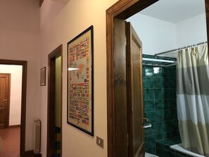 公寓, 2 間臥室, 城市景觀 | 浴室 | 淋浴/浴缸二合一、淋浴花灑、免費盥洗用品、吹風機