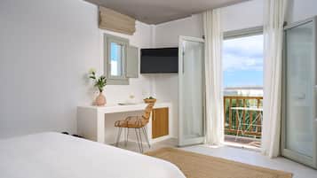 Classic Double Room, Pool View | 1 bilik tidur, peralatan tempat tidur hipoalergenik, bar mini