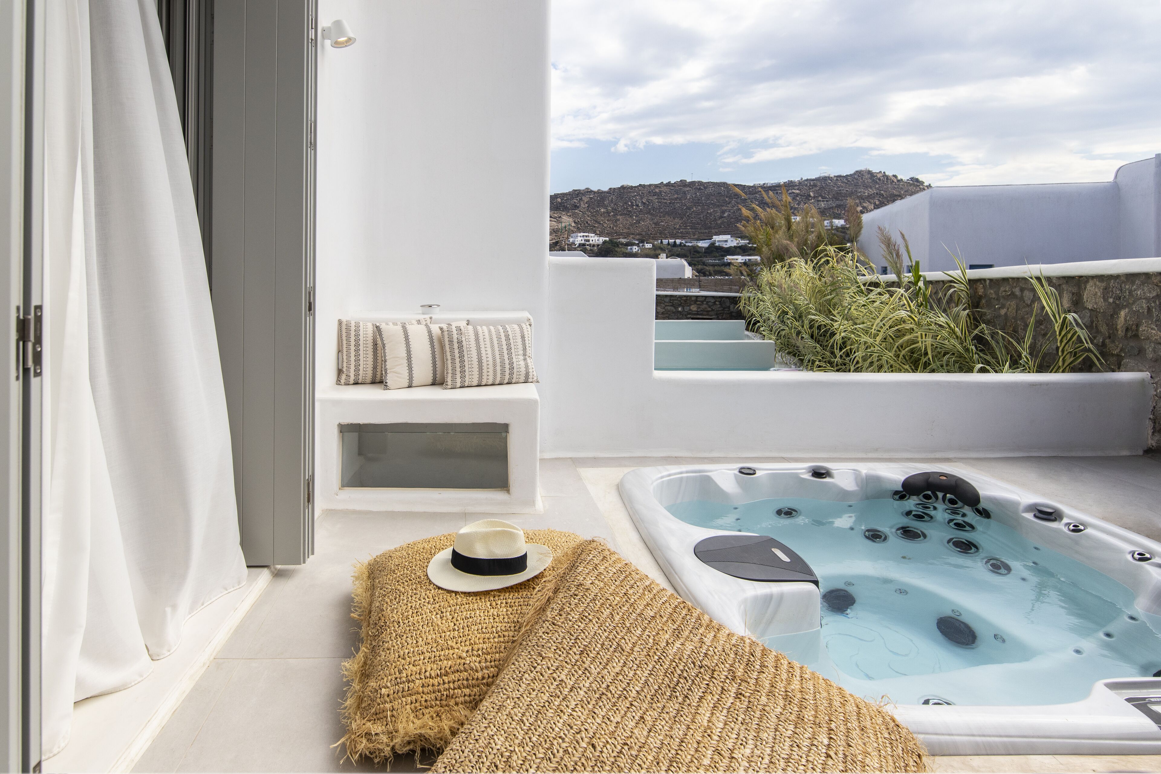 design maisonette jacuzzi | outdoor spa tub