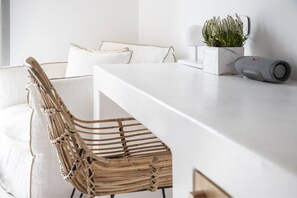 Design Maisonette Jacuzzi | Allergitestade sängkläder, minibar och värdeförvaringsskåp på rummet
