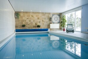 Kolam renang tertutup