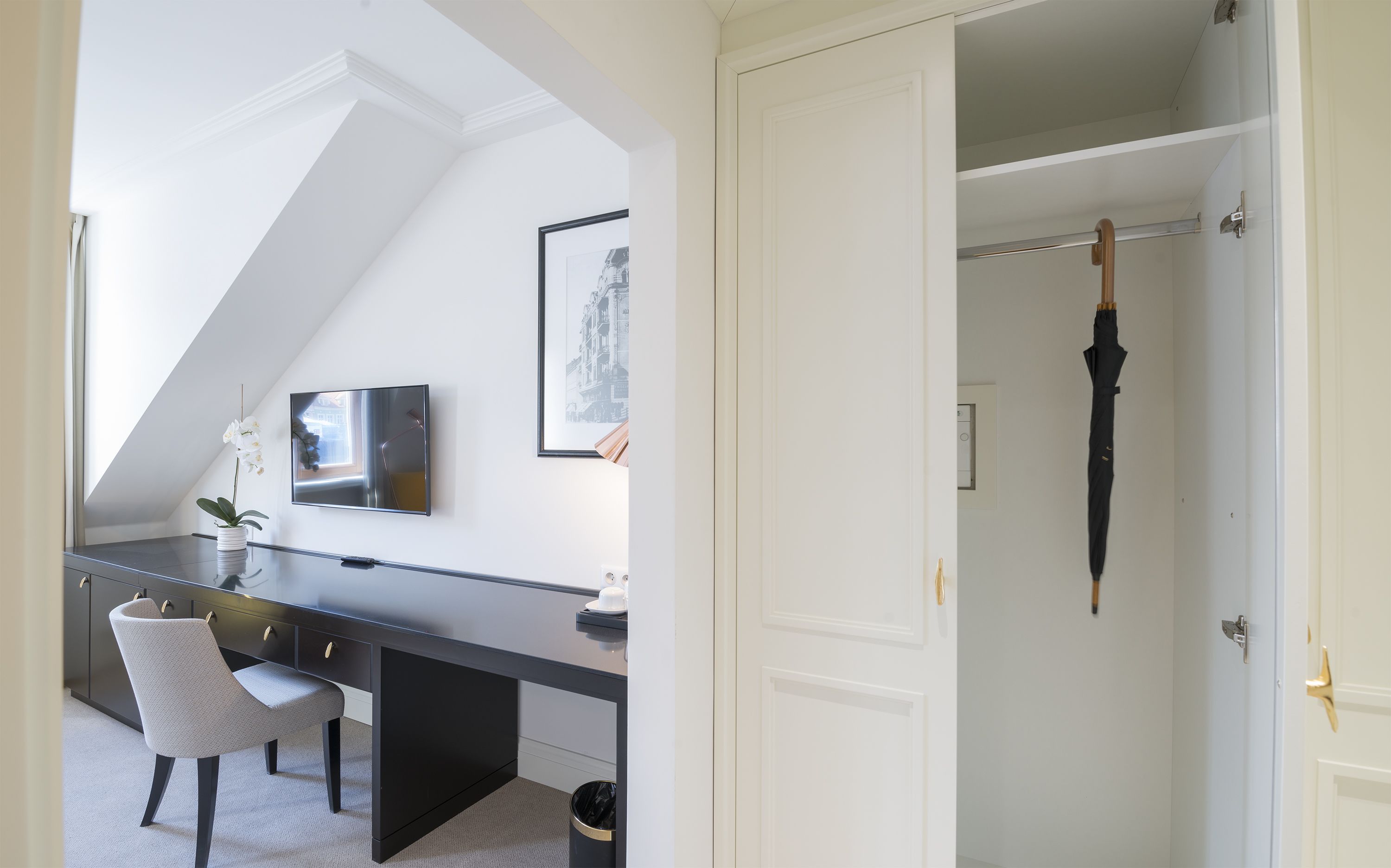 room (attic) | room amenity