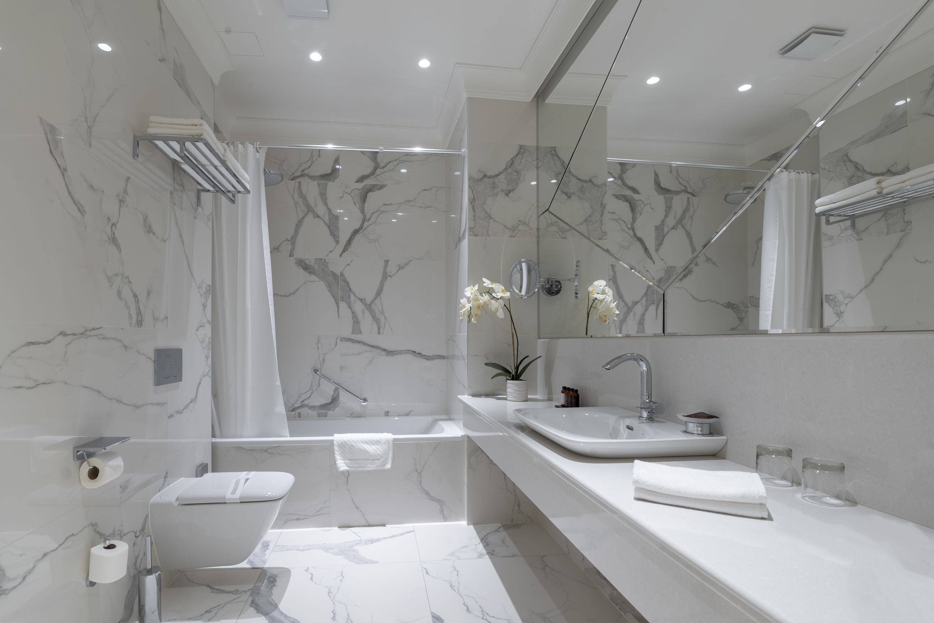 standard room (plus) | bathroom | free toiletries, hair dryer, bathrobes, slippers