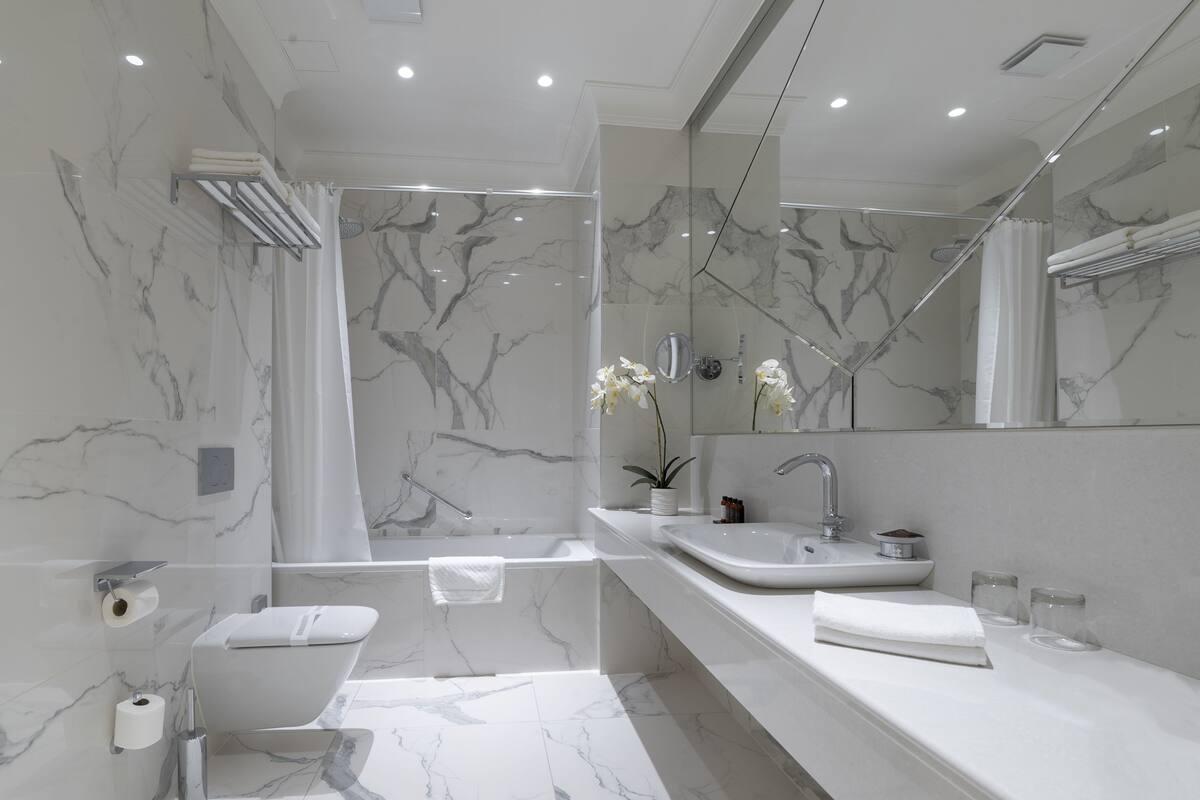 standard room (plus) | bathroom | free toiletries, hair dryer, bathrobes, slippers