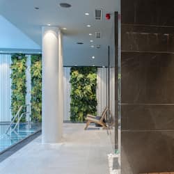 Una piscina techada, sillones reclinables de piscina
